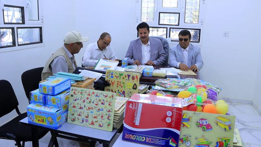 نائب وزير التربية والتعليم يدشّن توزيع مستلزمات تعليمية نوعية لذوي الاحتياجات الخاصة في مأرب